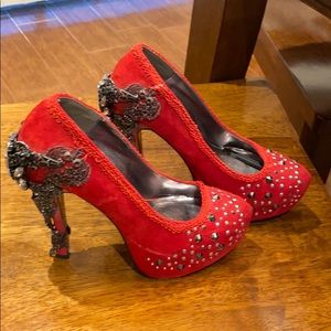 Women’s size 7 novelty heel.